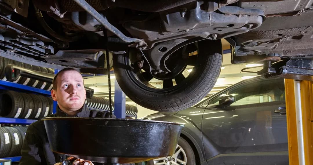 Ile trwa wymiana oleju w samochodzie? Sprawdź, co wpływa na czas