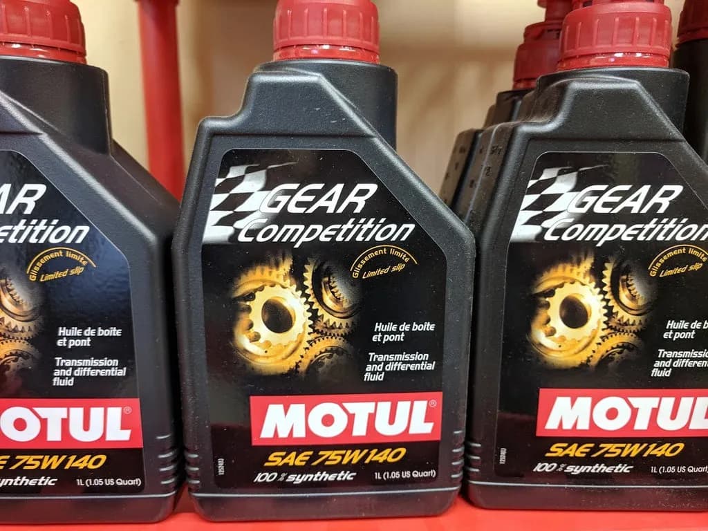 Olej 75W140 Motul - Klucz do lepszej wydajności Twojego auta rajdowego Olej 75W140 Motul - Klucz do lepszej wydajności Twojego auta rajdowego