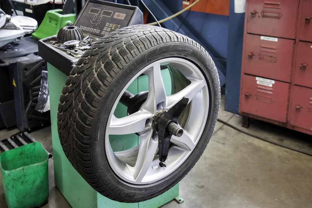Jakie ciśnienie w oponach 215/45 R17? Uniknij błędów i zadbaj o bezpieczeństwo!