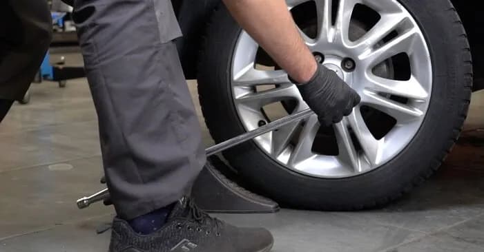 Jak łatwo i bezpiecznie wyjąć koło zapasowe w Opelu Combo – krok po kroku