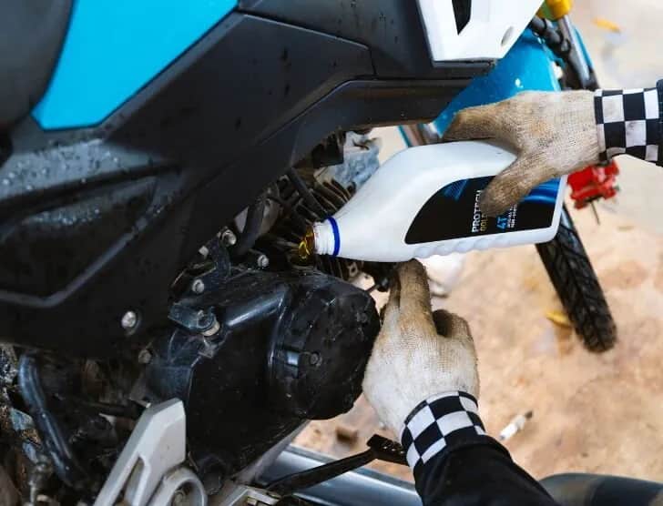 Ile kosztuje wymiana oleju w motocyklu? Sprawdź, co wpływa na cenę