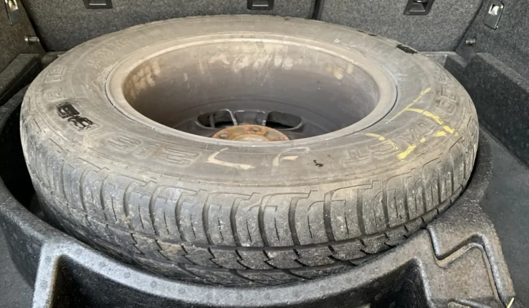 Gdzie dokładnie znajduje się koło zapasowe w Fordzie S-Max? Sprawdź teraz!