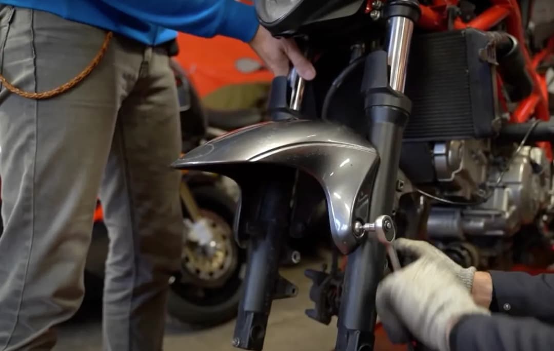 Co ile wymiana oleju w lagach? Uniknij kosztownych błędów w serwisie