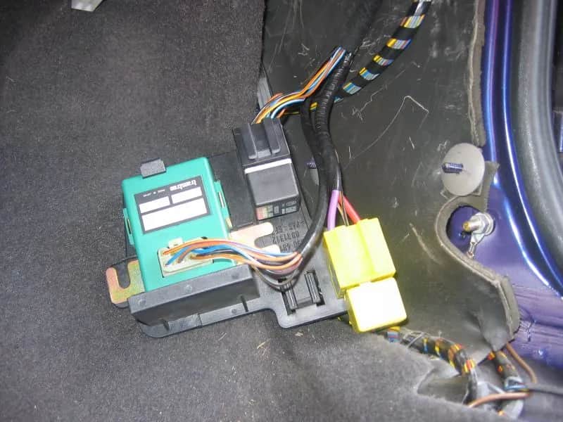 Gdzie jest centralka centralnego zamka Opel Zafira? Oto kluczowe lokalizacje